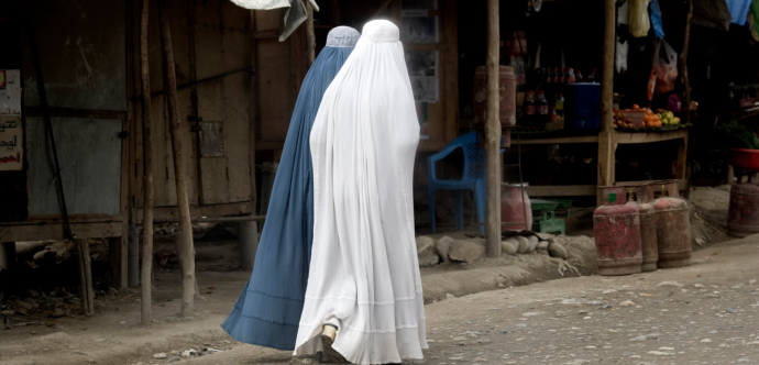 Deux personnes voilées marchant dans les rues en Afghanistan