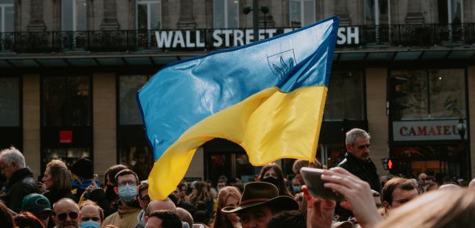 Drapeau de l'Ukraine dans le vent au dessus d'une foule de manifestants