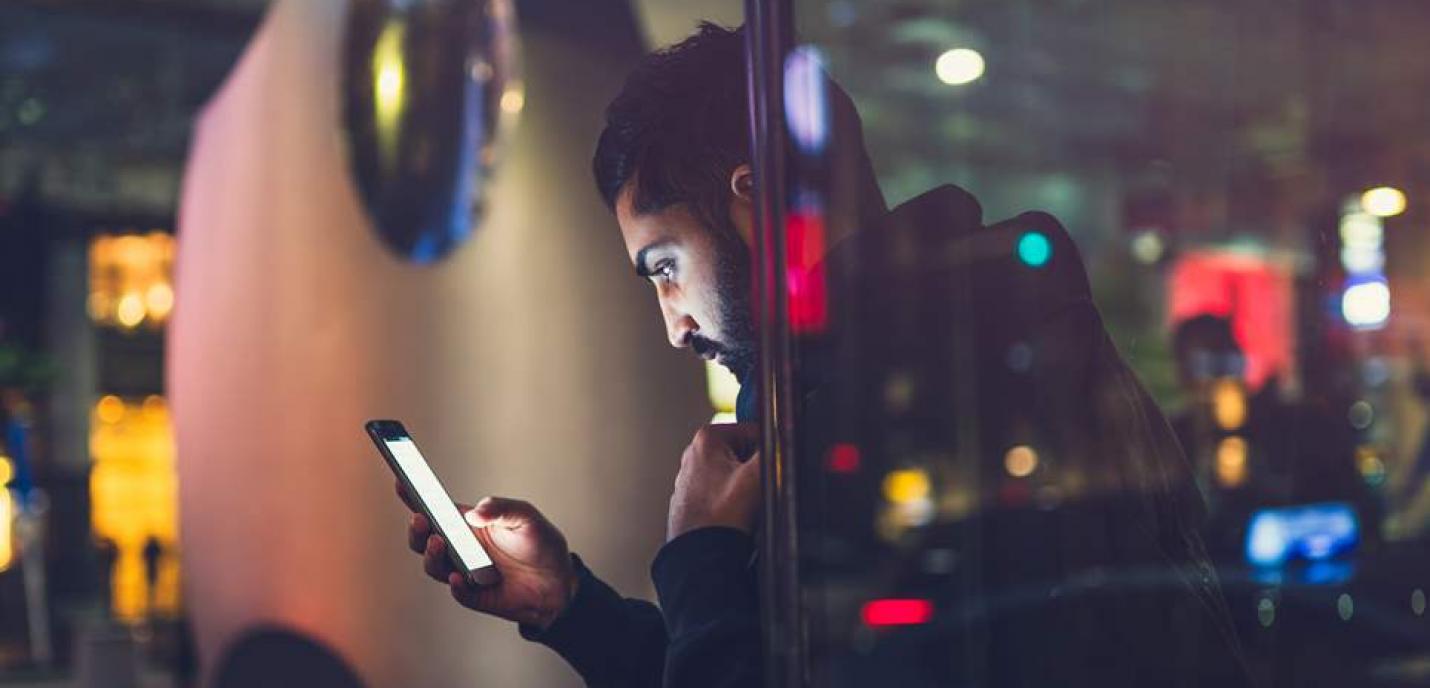 Un homme regarde son téléphone