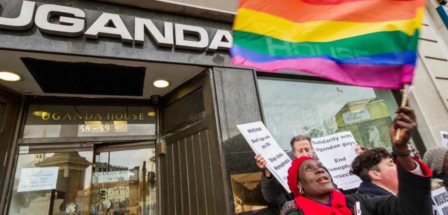 Manifestants avec le drapeau LGBTI