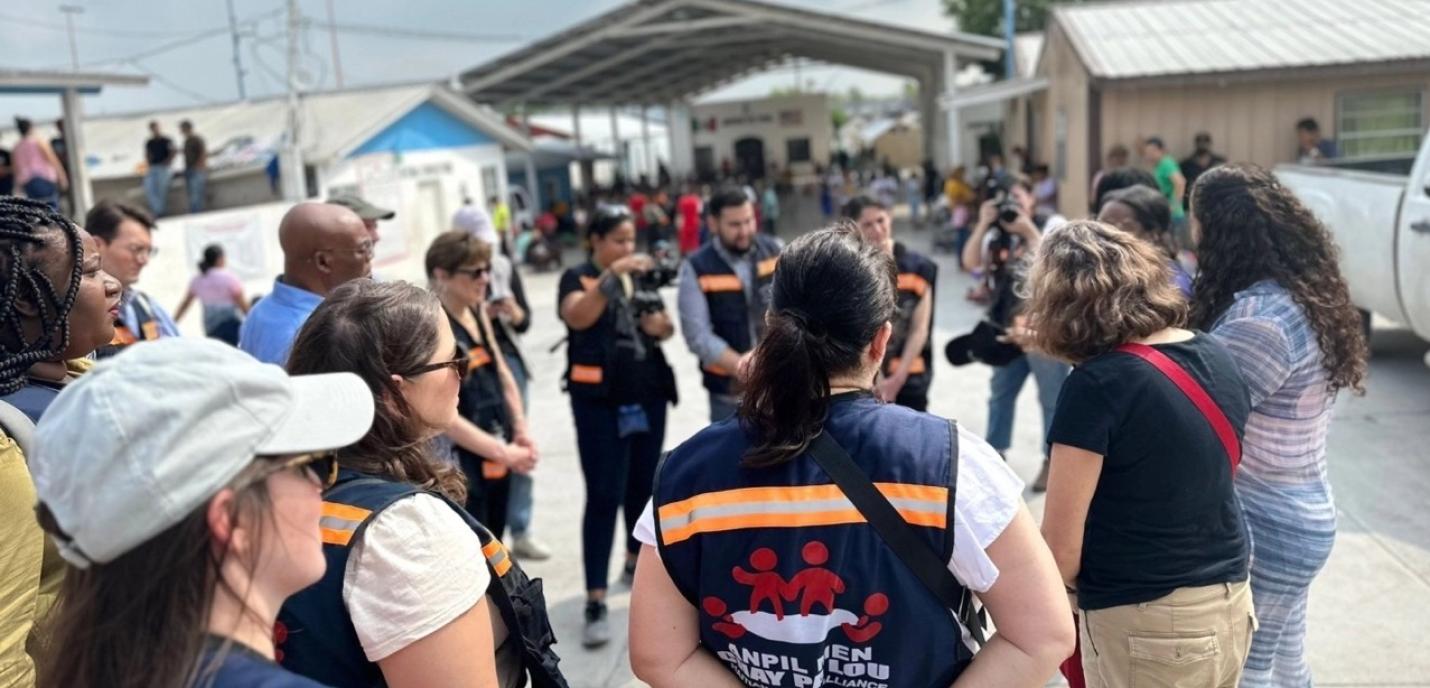 Groupe de personnes a la frontière mexiquaine