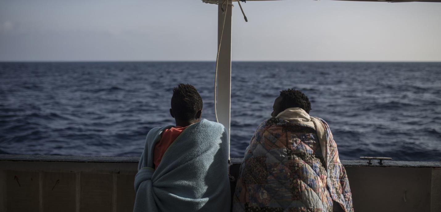 Deux hommes sur un bateau