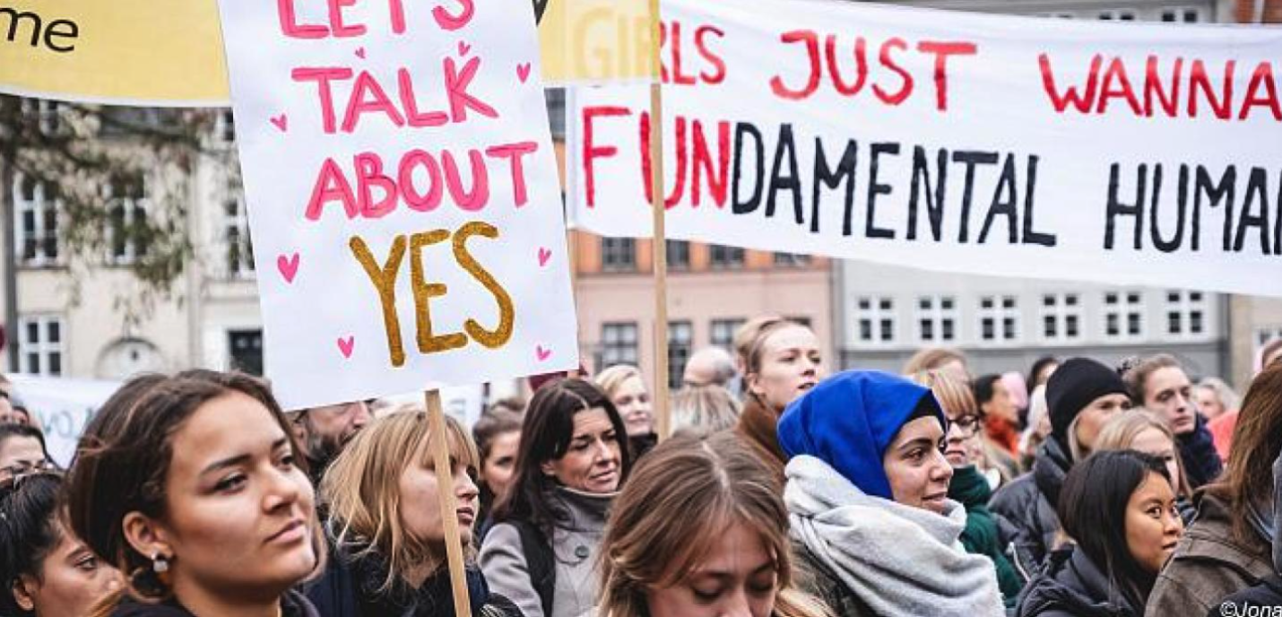 Des femmes avec des affiches