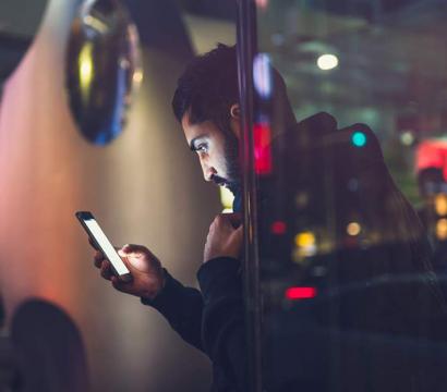 Un homme regarde son téléphone