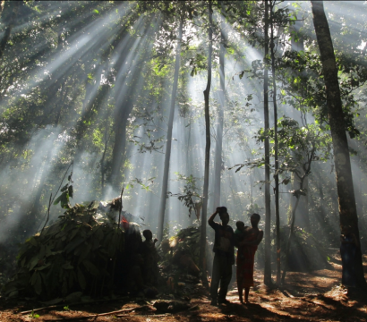 Personnes autochtones dans une forêt