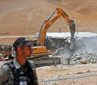 Une pelleteuse Hyundai CE d'Israël démolit un bâtiment palestinien