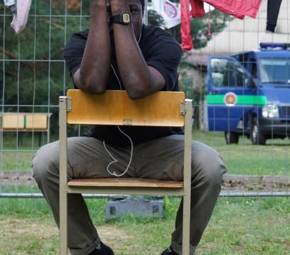 hommes sur une chaise