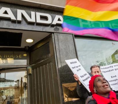 Manifestants avec le drapeau LGBTI